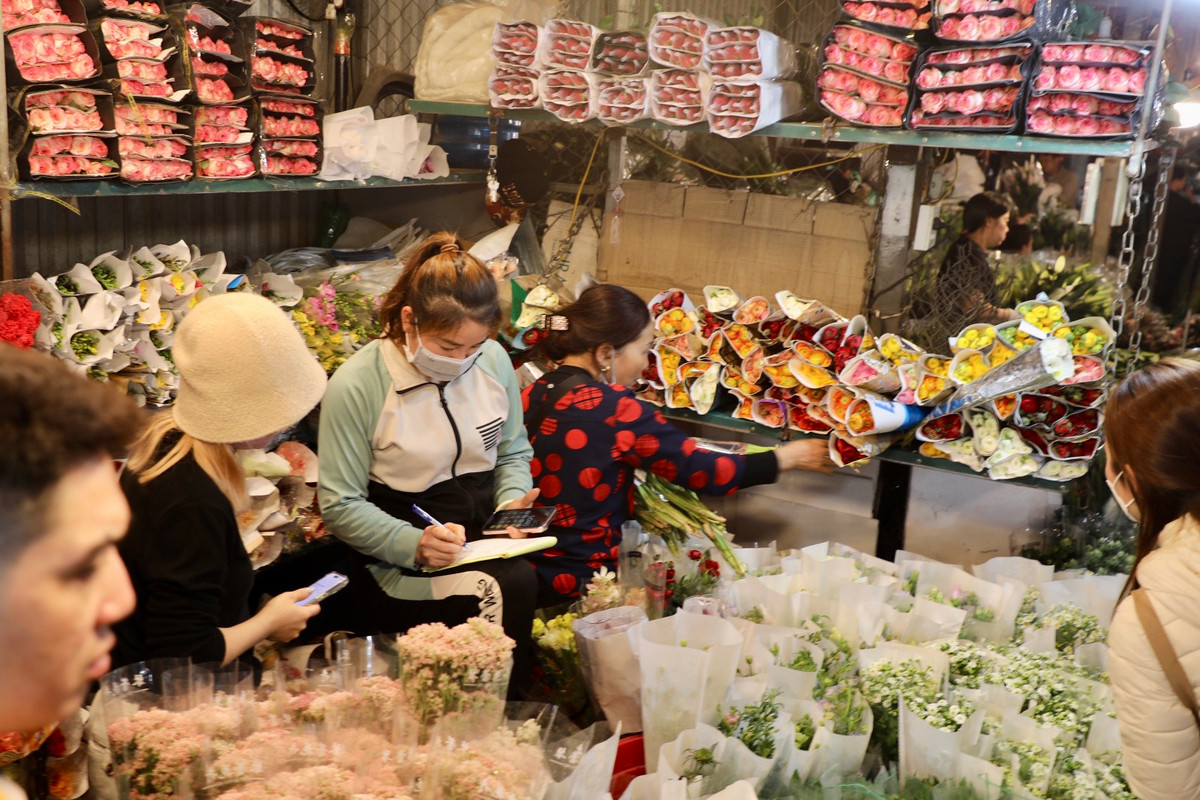 Các tiểu thương tại chợ hoa cho biết, giá cả năm nay không có gì thay đổi nhưng sức mua tăng mạnh hơn năm ngoái. Ngoài các khách mua về tặng người thân thì phần lớn là mua buôn với số lượng lớn để cung cấp cho thị trường dịp 8/3.