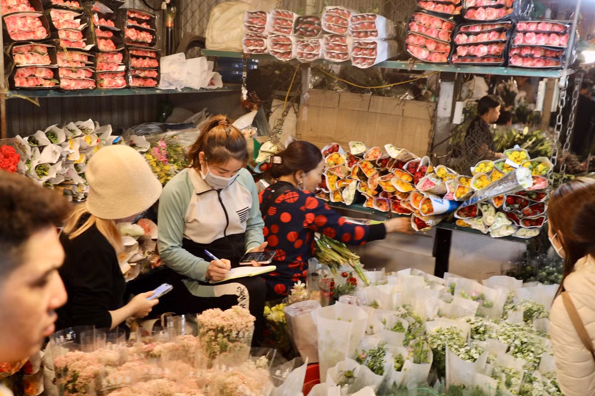 Các tiểu thương tại chợ hoa cho biết, giá cả năm nay không có gì thay đổi nhưng sức mua tăng mạnh hơn năm ngoái. Ngoài các khách mua về tặng người thân thì phần lớn là mua buôn với số lượng lớn để cung cấp cho thị trường dịp 8/3.