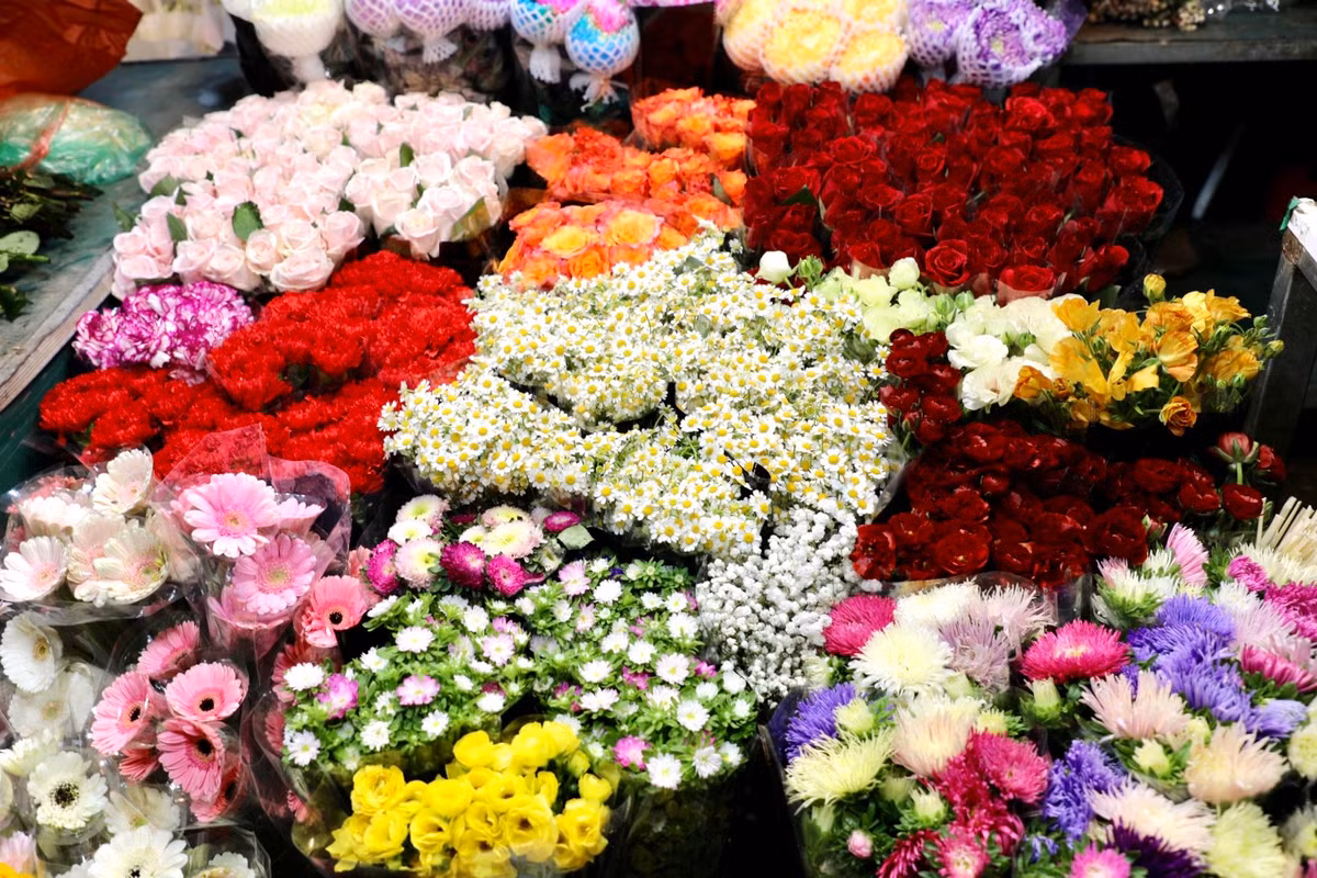 Theo khảo sát của PV một số loại hoa nổi bật: Hoa hồng Đà Lạt có giá 200.000 đồng/bó; hoa mẫu đơn 200 – 300.000 đồng/bó; hoa đồng tiền 120.000 đồng/bó…