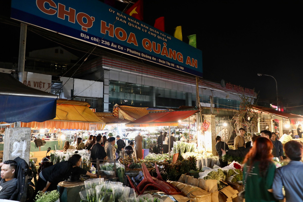 Chợ hoa đêm Quảng Bá thuộc địa bàn quận Tây Hồ, được biết đến là chợ đầu mối lớn nhất cung cấp hoa tươi cho cả Hà Nội. Vào các dịp lễ, Tết chợ càng thêm phần đông đúc, nhộn nhịp từ đêm tới tận sáng hôm sau.