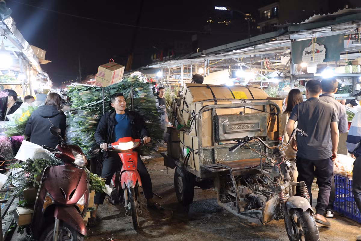Xuyên đêm những chuyến xe chở hoa đổ về chợ.