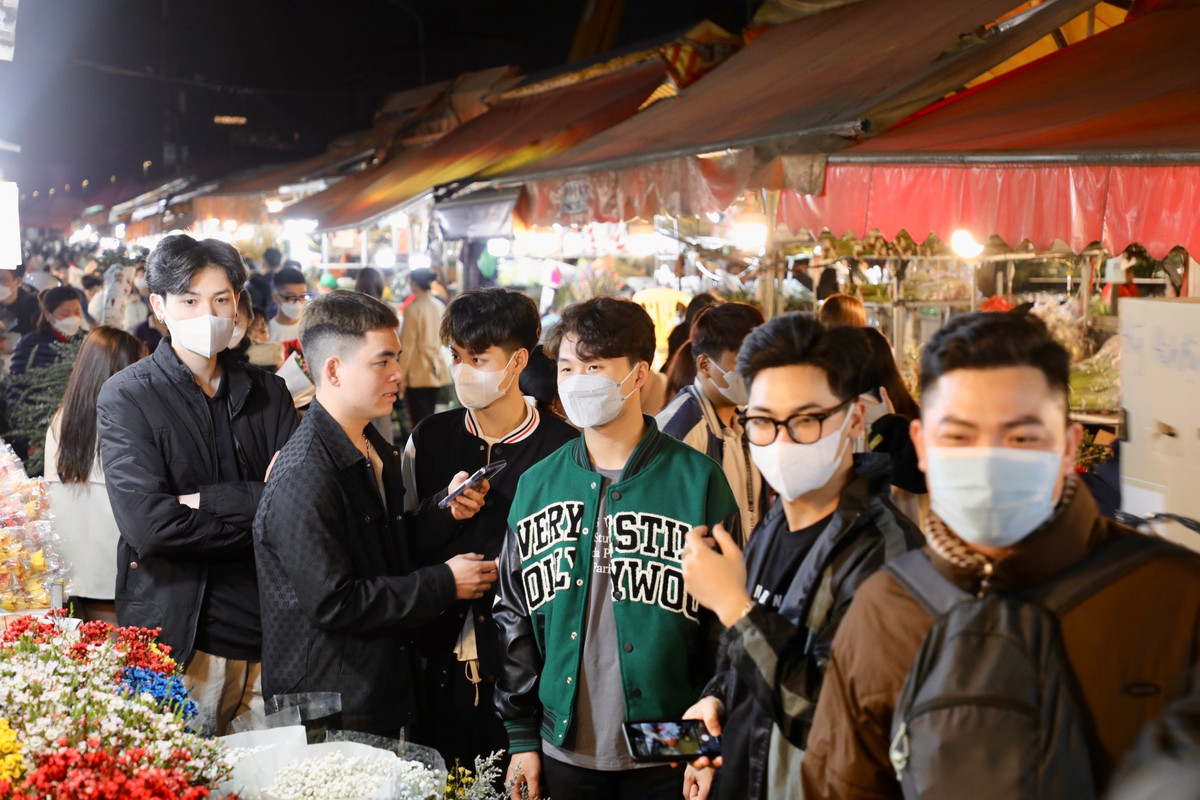 Trước thềm 8/3, đông đảo các đấng mày râu đã tới chợ hoa đêm Quảng Bá để tìm mua những bó hoa tươi dành tặng cho phái đẹp trong gia đình, người thân yêu của mình. Do chưa có kinh nghiệm, nhiều chàng trai tỏ ra khá lúng túng khi chọn hoa.