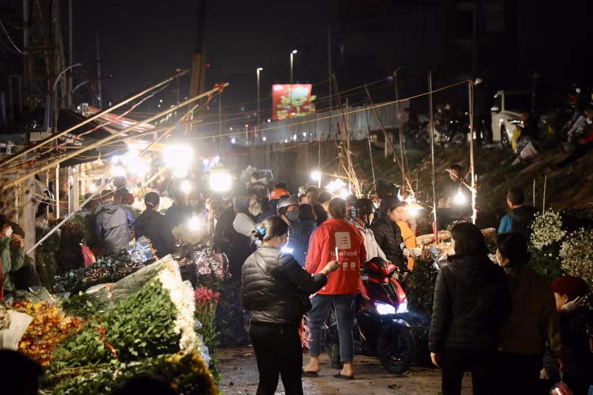 Càng về đêm muộn, chợ hoa lại càng tấp nập. Ghi nhận vào lúc 2h sáng ngày 8/3 chợ hoa đêm Quảng Bá vẫn rất nhộn nhịp.