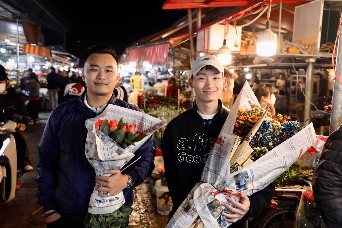 Trần Quang (phải) và Phạm Hào (cùng ở Ba Đình, Hà Nội) đã tới chợ từ sớm để mua hoa về tặng những người thân yêu của mình. Hào mua 4 bó với tổng giá 700.000 đồng về tặng mẹ, chị, em gái... Còn Quang mua 1 bó hồng với giá 350.000 đồng về tặng người yêu.