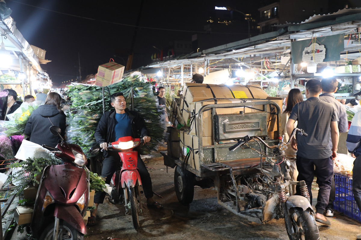 Xuyên đêm những chuyến xe chở hoa đổ về chợ.