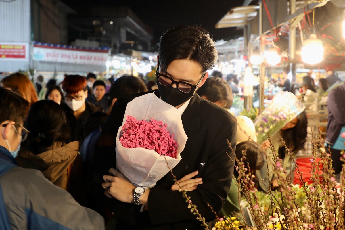 "Mai là ngày Quốc tế Phụ nữ 8/3, đây là một ngày tuyệt vời để tôn vinh người phụ nữ. Mình chưa có người yêu, bó hoa này mình sẽ dành tặng mẹ và bó tặng em gái mình vẫn đang lựa. Nhân ngày 8/3 mình cũng xin được gửi lời chúc tốt đẹp nhất tới toàn thể phụ nữ trên toàn thế giới", Pham Dũng (ở Long Biên, Hà Nội) chia sẻ.