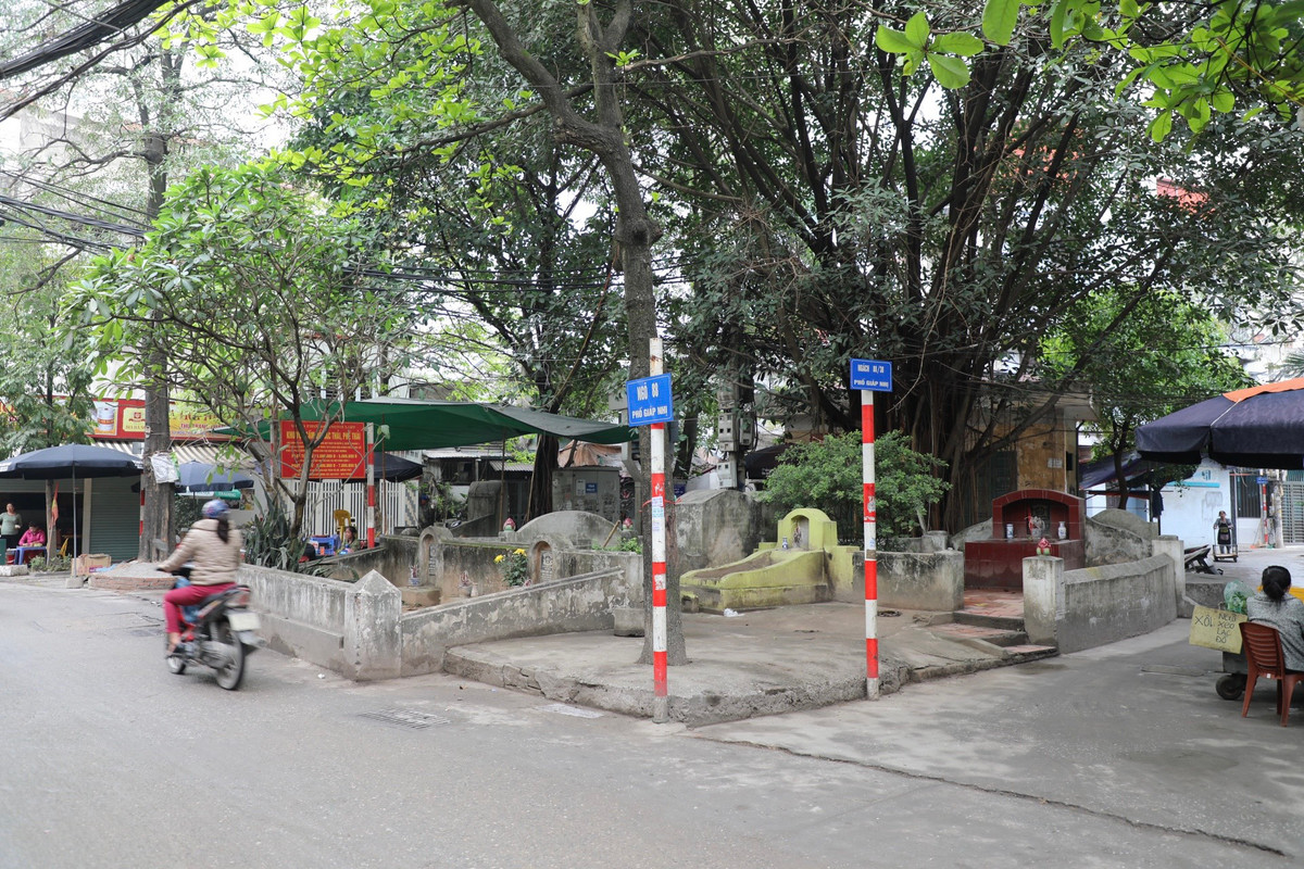 Toan canh con pho co nhieu ngoi mo sat nha dan o Ha Noi