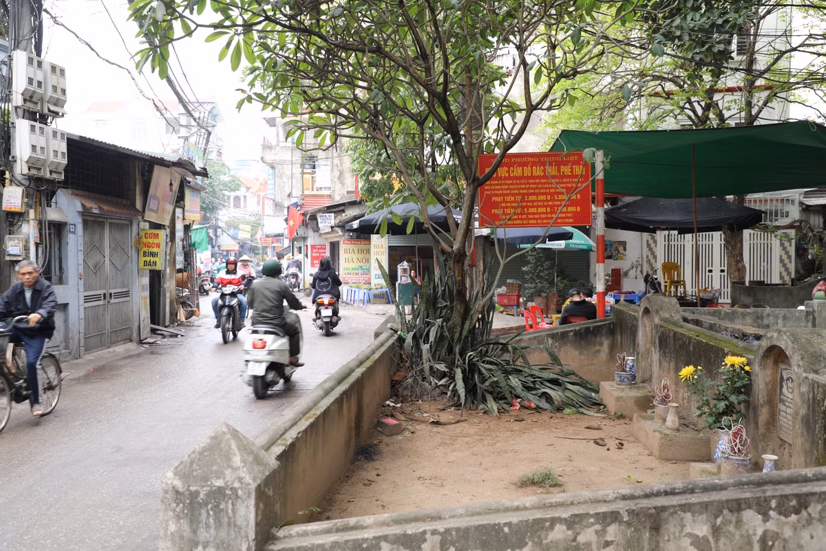 Nhiều người đã gọi con phố này với cái cái tên “phố nghĩa địa” hay “phố bụi”.