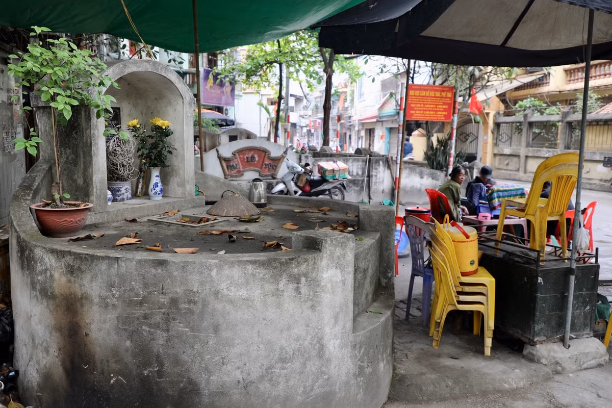 Người dân tại đây đã quen với cảnh này, mọi sinh hoạt của người dân đều diễn ra bình thường, các hàng quán cũng được bày bán cạnh bên mộ.