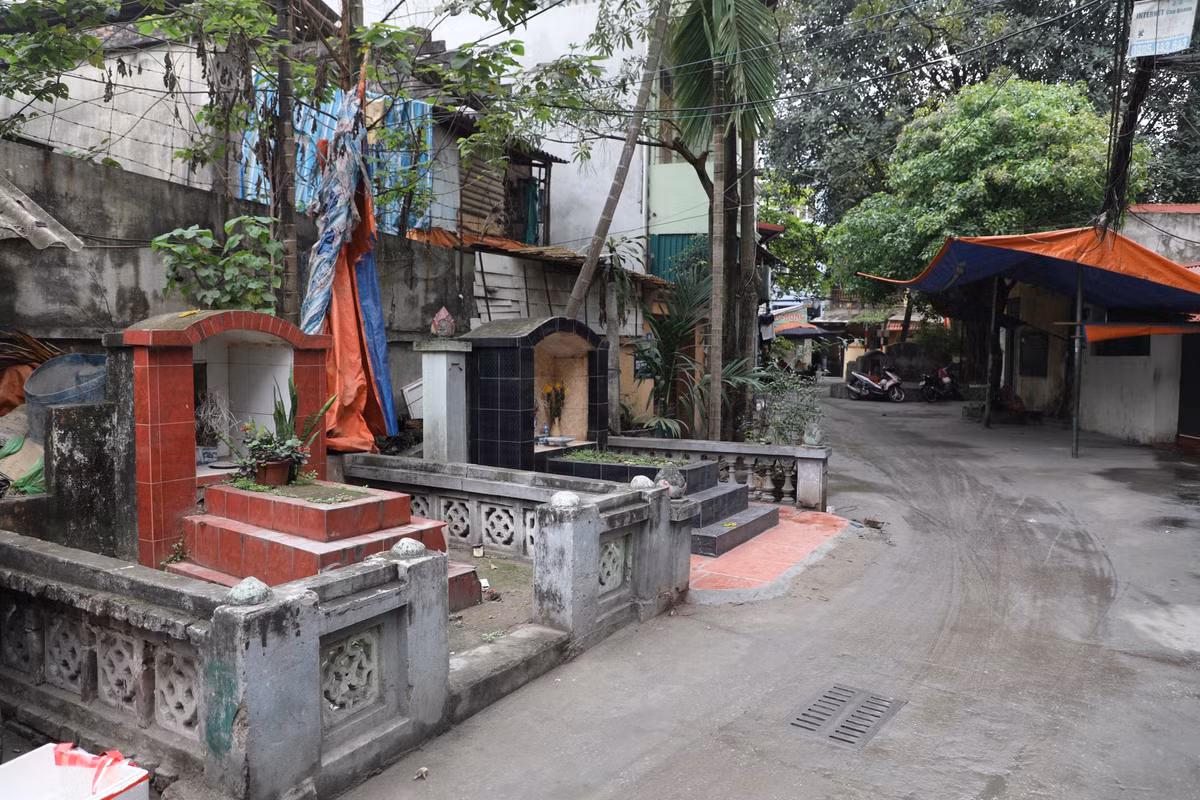 Trong con ngõ nhỏ này, mặc dù không phải nghĩa địa, nhưng cứ cách vài bước lại lại bắt gặp những ngôi mộ nằm xen kẽ nhà dân.