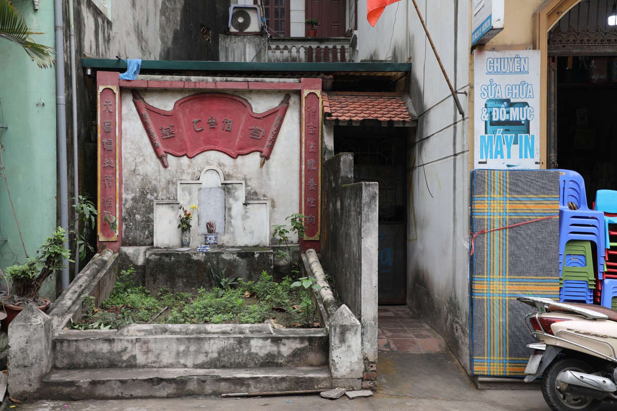 Toan canh con pho co nhieu ngoi mo sat nha dan o Ha Noi-Hinh-3