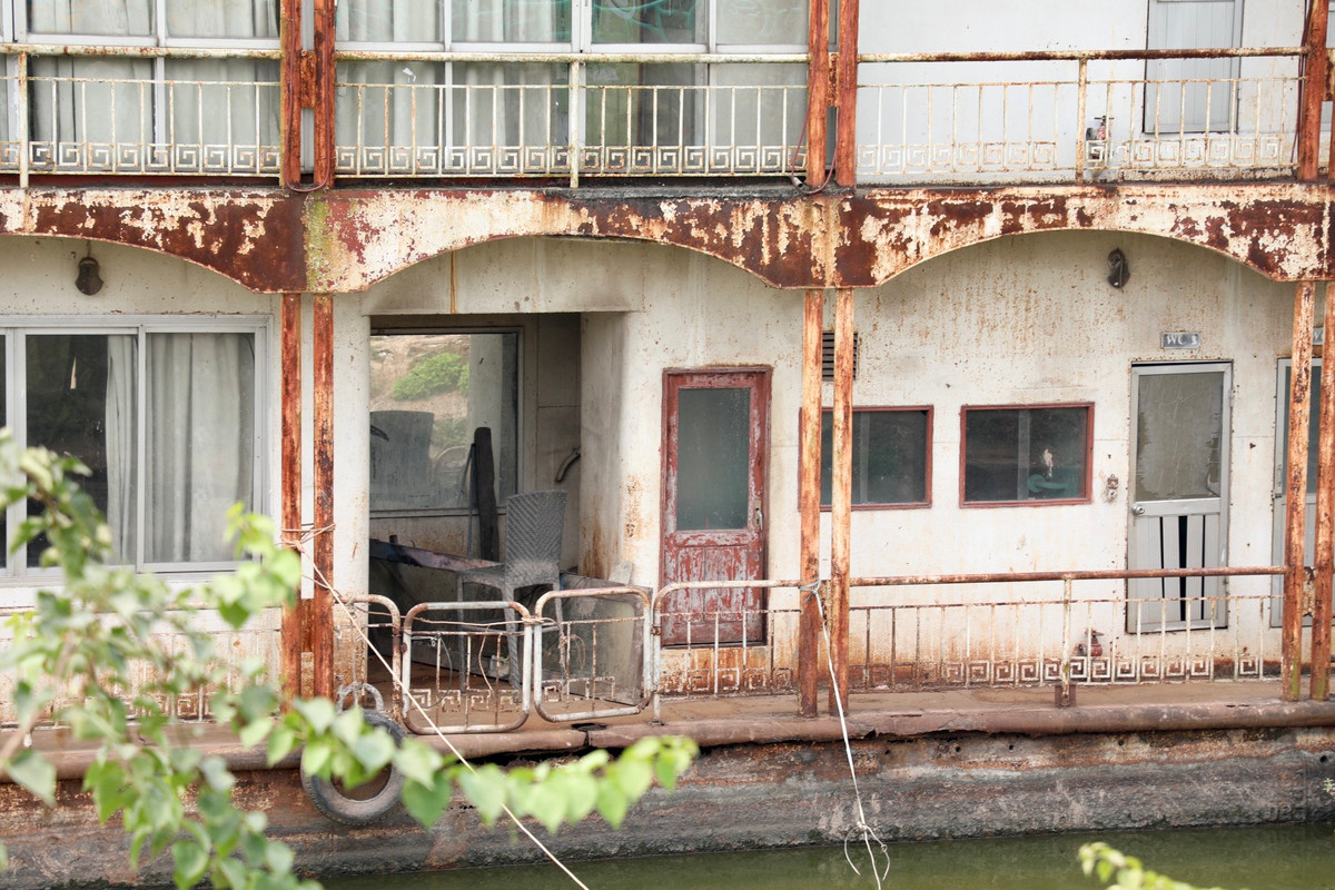 Theo ghi nhận của PV, các phương tiện thủy nội địa này đã xuống cấp, bong tróc sơn, gỉ sét, có nhiều rác thải, nước đọng, bốc mùi hôi thối, gây ô nhiễm môi trường và mất mỹ quan đô thị.