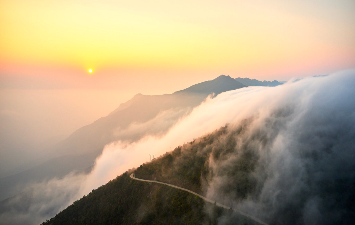 Từ Hà Nội, vượt gần 200 km đến thị trấn Bắc Yên (Sơn La), men theo vách đá khoảng 14 km du khách sẽ tới được trung tâm xã Tà Xùa. Nơi đây có tổng diện tích khoảng 44km2 nằm trên độ cao từ 1.500m đến 2000m so với mực nước biển. Chùm ảnh ngắm nhìn Tà Xùa chiều hoàng hôn giữa biển mây huyền ảo được PV ghi nhận vào lúc 4h đến 5h30 ngày 9/3.