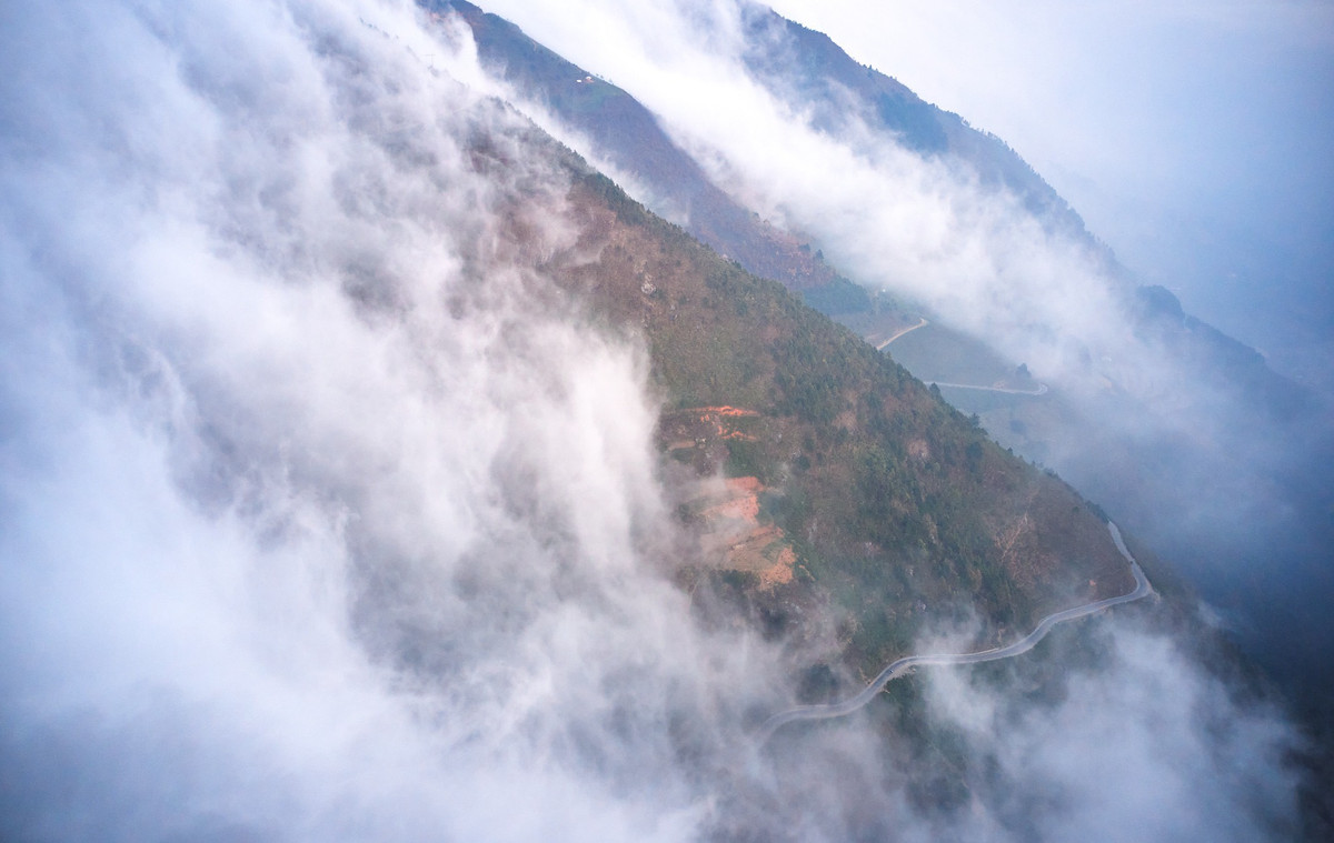 Những đợt mây mù phủ kín thung lũng, được che bởi những dãy núi hùng vĩ tạo nên khung cảnh bình yên hiếm có.