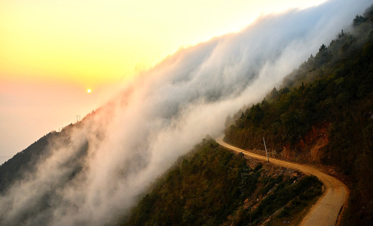 Thời điểm thích hợp nhất để đi Tà Xùa là vào tháng 11 đến tháng 4 năm sau. Vào khoảng thời gian này, du khách dễ dàng bắt gặp hình ảnh những áng mây đẹp nhất bởi nhiệt độ thấp và độ ẩm cao nên dễ hình thành mây.