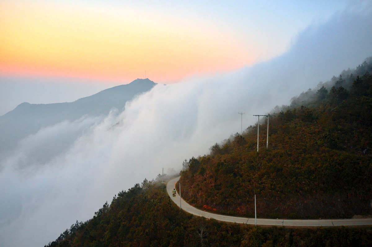 Bầu không khí tại Tà Xùa mát mẻ, trong lành và se se lạnh. Bốn bề được bao bọc bởi dãy núi cao, áng mây trắng muốt bồng bềnh, lững lờ trôi trên những ngọn đồi, tràn xuống quanh đường đèo. 