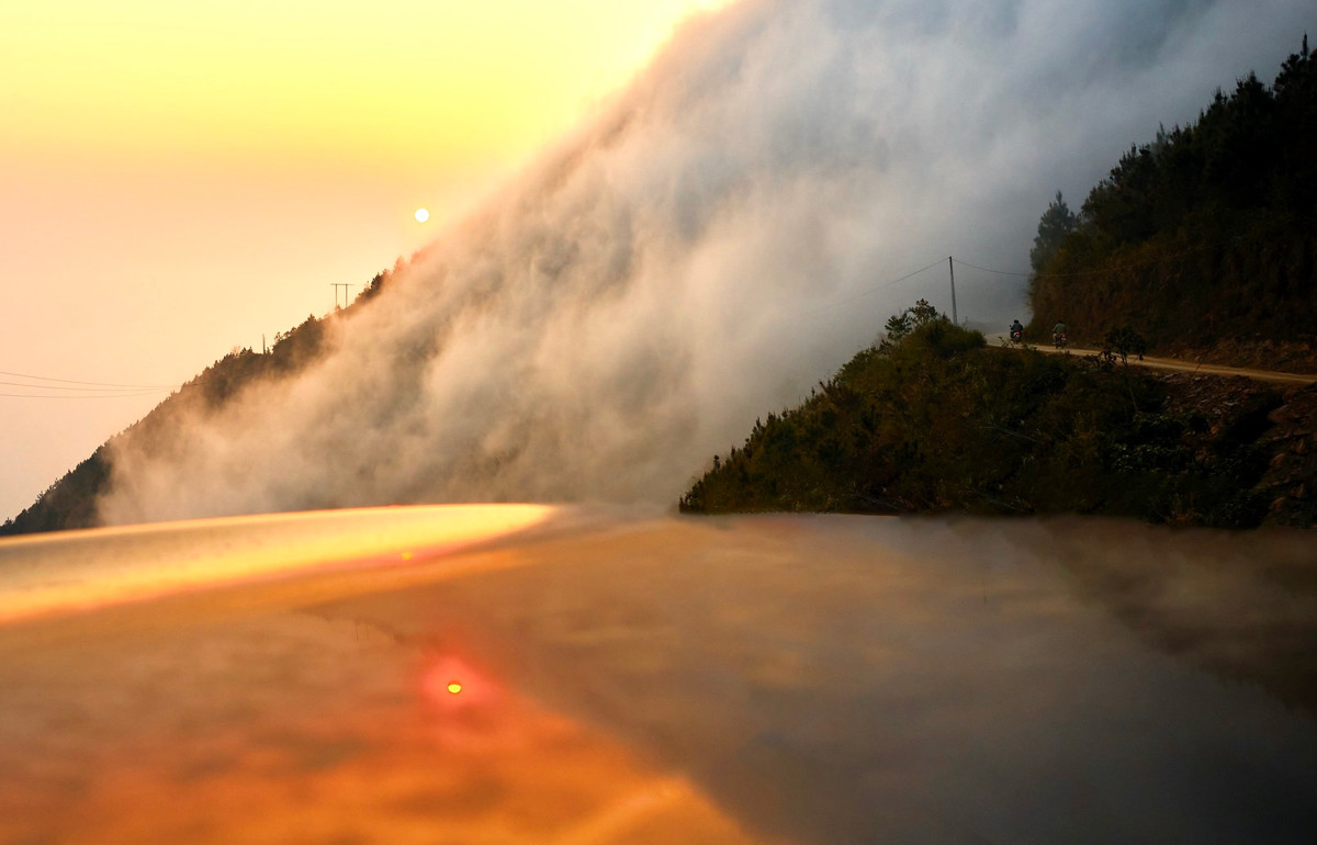 Nơi đây là địa điểm săn mây được rất nhiều người, đặc biệt là các bạn trẻ yêu thích. Trong khoảng thời gian từ 4 đến 5h chiều du khách có thể chiêm ngưỡng cảnh sắc Tà Xùa chiều hoàng hôn cùng biển mây đẹp tuyệt mỹ và tận những phút giây bình yên, thư giãn.