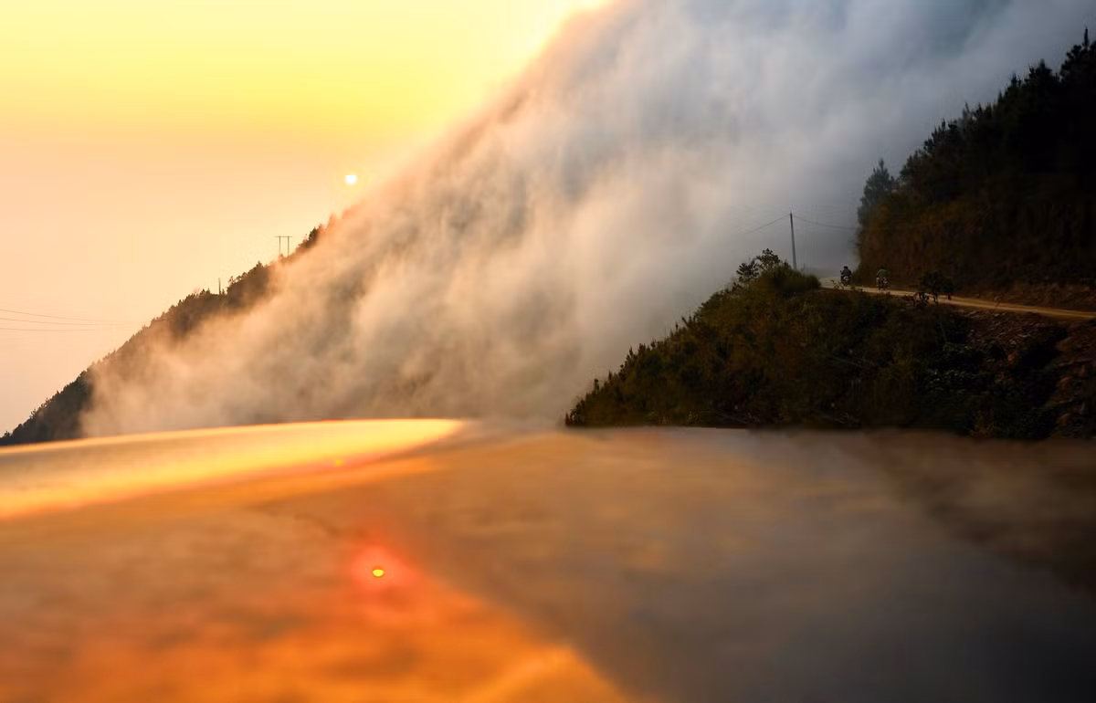 Nơi đây là địa điểm săn mây được rất nhiều người, đặc biệt là các bạn trẻ yêu thích. Trong khoảng thời gian từ 4 đến 5h chiều du khách có thể chiêm ngưỡng cảnh sắc Tà Xùa chiều hoàng hôn cùng biển mây đẹp tuyệt mỹ và tận những phút giây bình yên, thư giãn.