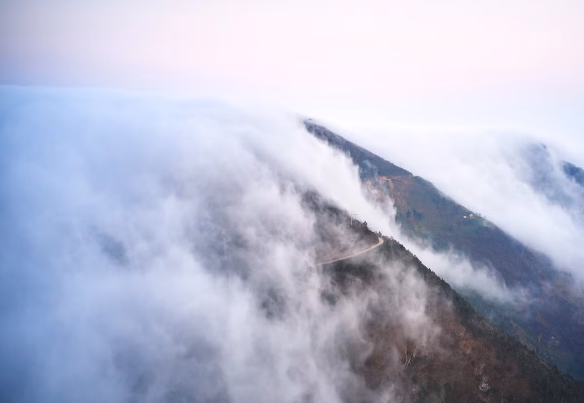 Tà Xùa được hợp nhất thành từ 3 đỉnh núi nhưng trong đó có một đỉnh cao nhất 2.865m so với mực nước biển, quanh năm được bao bọc trong những dải mây mù cuồn cuộn.