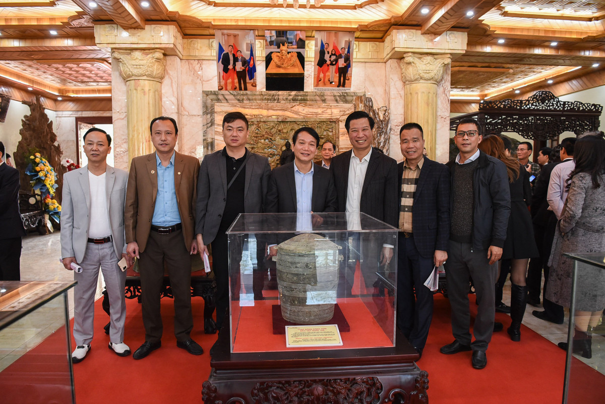 Du khách tham quan, chụp ảnh kỷ niệm với Thạp đồng văn hóa Đông Sơn tại Bảo tàng.