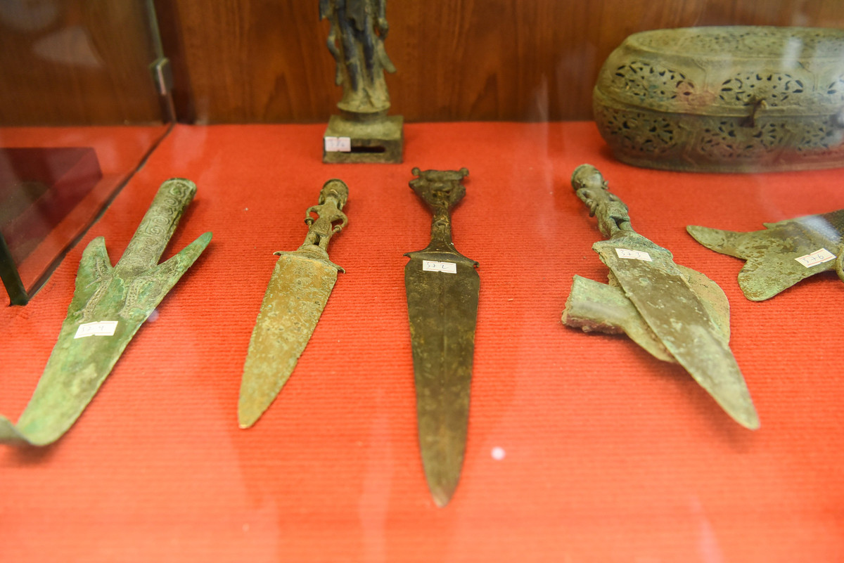 ... bộ sưu tập đồ sứ (bát, đĩa, ấm chén, khay đựng đồ, chum, thống)... ; bộ sưu tập hiện vật là các đồ gỗ dùng của các gia đình vua chúa, quan lại, địa chủ thời phong kiến của Việt Nam; bộ sưu tập được chế tác từ ngà voi; bộ sưu tập đồng hồ gồm các đồng hồ với nhiều kiểu dáng khác nhau được sản xuất từ thế kỷ XIX, XX có xuất xứ từ Pháp, Đức.