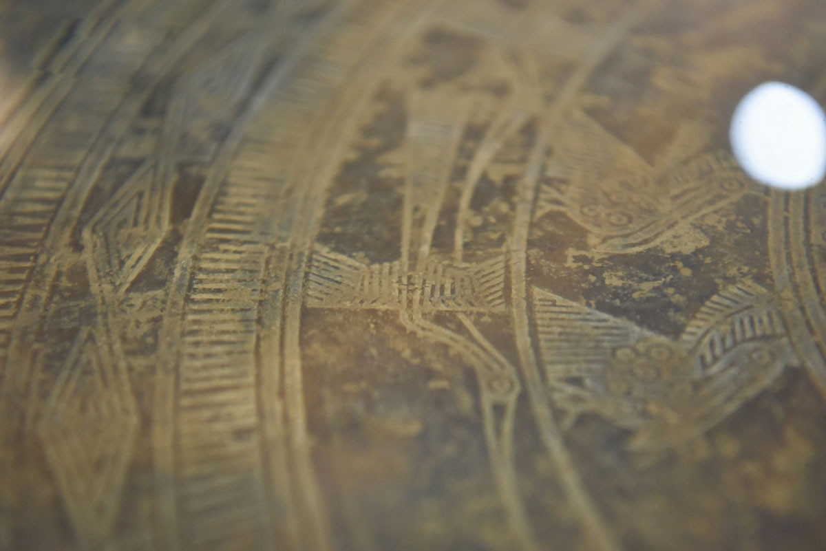 Những họa tiết đặc trưng của trống đồng là Mặt Trời, nhà sàn, chim (phượng hoàng), người nông dân làm ruộng, chăn nuôi gia súc, săn bắn, đánh cá, hát hò, nhảy múa… Một phát hiện thú vị nữa của các nhà khoa học là trên mặt trống đồng còn thể hiện lịch của người Việt cổ, trong đó điển hình là ngôi sao 12 cánh tương ứng với 12 tháng trong năm.