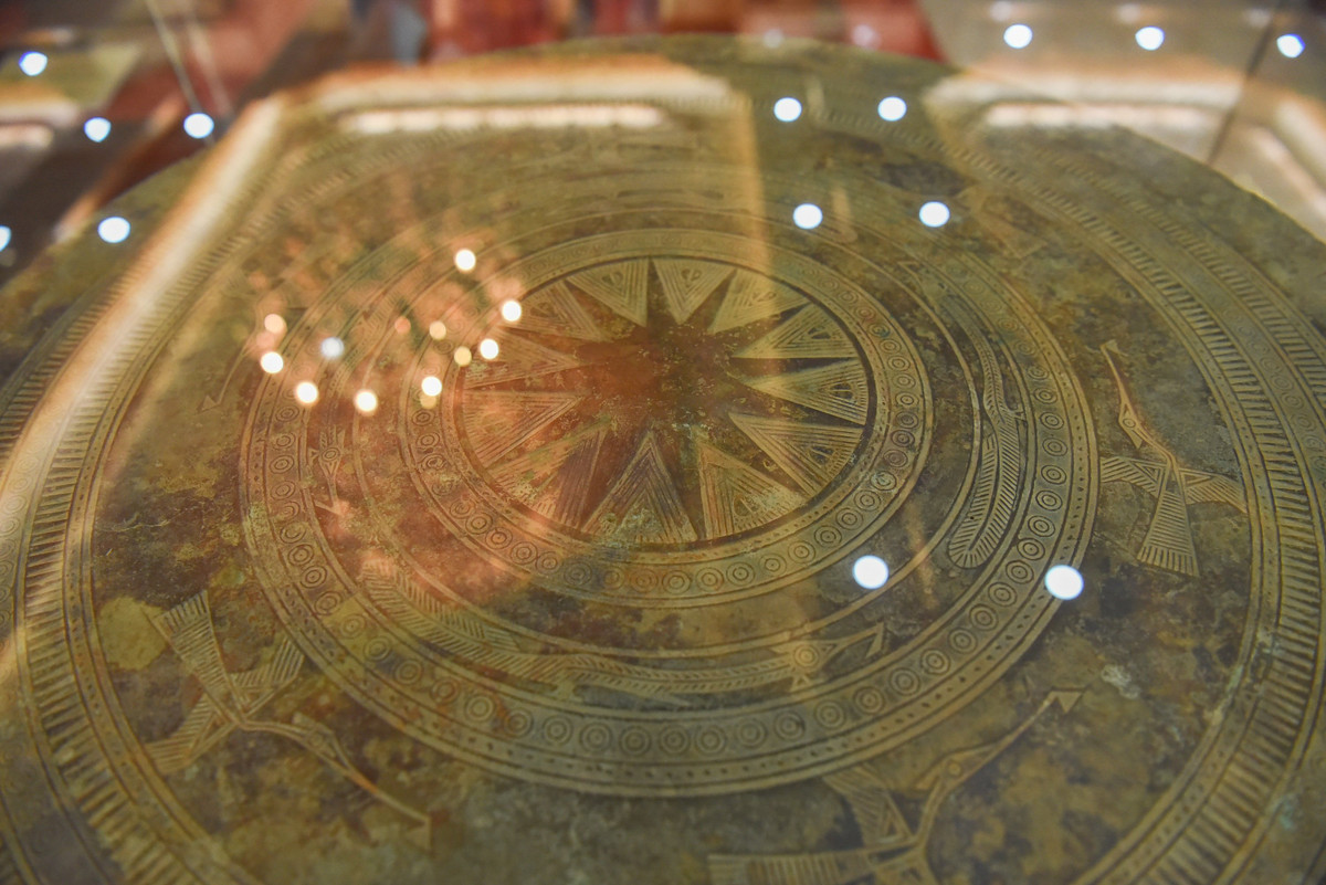 Bên cạnh đó, Bảo tàng Hoàng gia Nam Hồng còn lưu giữ cổ vật Trống đồng Đông Sơn, đây là một bức tranh lịch sử sống động, cho thấy đời sống văn hóa, tín ngưỡng, sinh hoạt nông nghiệp và nghệ thuật đúc đồng tinh xảo của người Việt cổ.