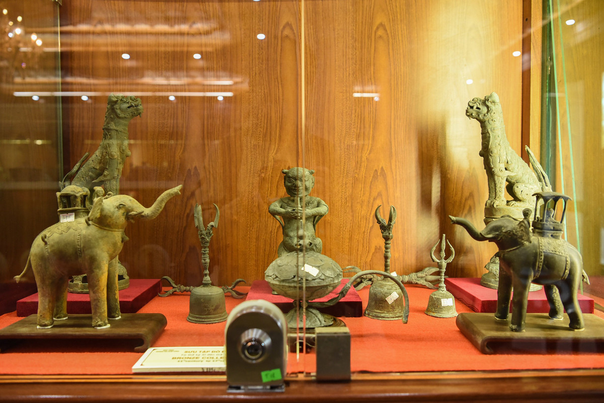 Ngoài ra, Bảo tàng tư nhân Hoàng gia Nam Hồng còn sở hữu và lưu giữ khoảng 5.000 hiện vật có giá trị về văn hóa, nghệ thuật và lịch sử. Các hiện vật được chia thành 6 bộ sưu tập gồm: Bộ sưu tập đồ đồng thuộc thời kỳ văn hóa Đông Sơn; bộ sưu tập gốm Việt Nam qua các thời kỳ như thời Lý, Trần, Lê, Nguyễn...