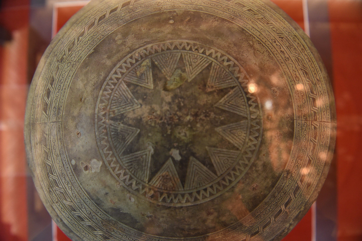 Theo thống kê của các nhà nghiên cứu, hiện nay trong nước phát hiện được hơn 235 chiếc thạp đồng. Hiện vật của Bảo tàng Hoàng gia Nam Hồng là một trong những chiếc thạp còn nguyên vẹn. Tác phẩm được ông Nguyễn Thế Hồng - giám đốc bảo tàng - nhận chuyển nhượng lại từ nhà sưu tầm nghiên cứu cổ vật Trần Quốc Bình ngày 30/12/2021.