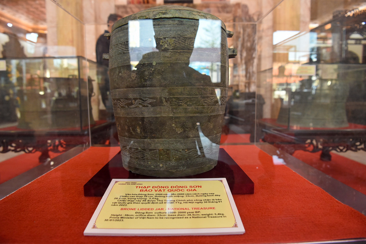 Thạp cao 39 cm, đường kính miệng 33 cm, nặng 5,4 kg. Toàn bộ hiện vật phủ lớp patin hơi xanh gỉ đồng ngả vàng. Căn cứ vào hình dáng, kỹ thuật chế tác và đặc biệt là hoa văn trang trí, thạp đồng này thuộc giai đoạn văn hóa Đông Sơn có niên đại cách ngày nay 2.200-2.300 năm, thuộc thế kỷ 3-2 TCN.