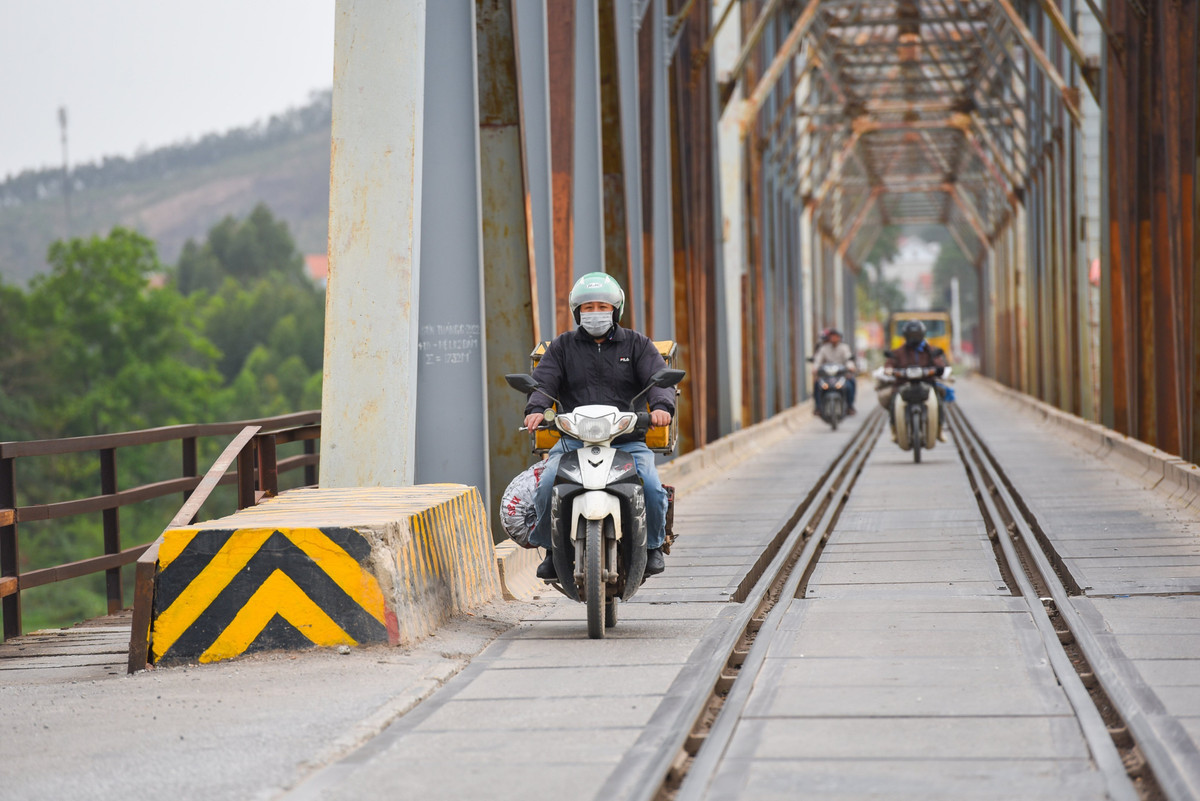 Hình ảnh các phương tiện xe máy cố tình đi vào làn dành cho ôtô bất chấp nguy hiểm có thể xảy ra.