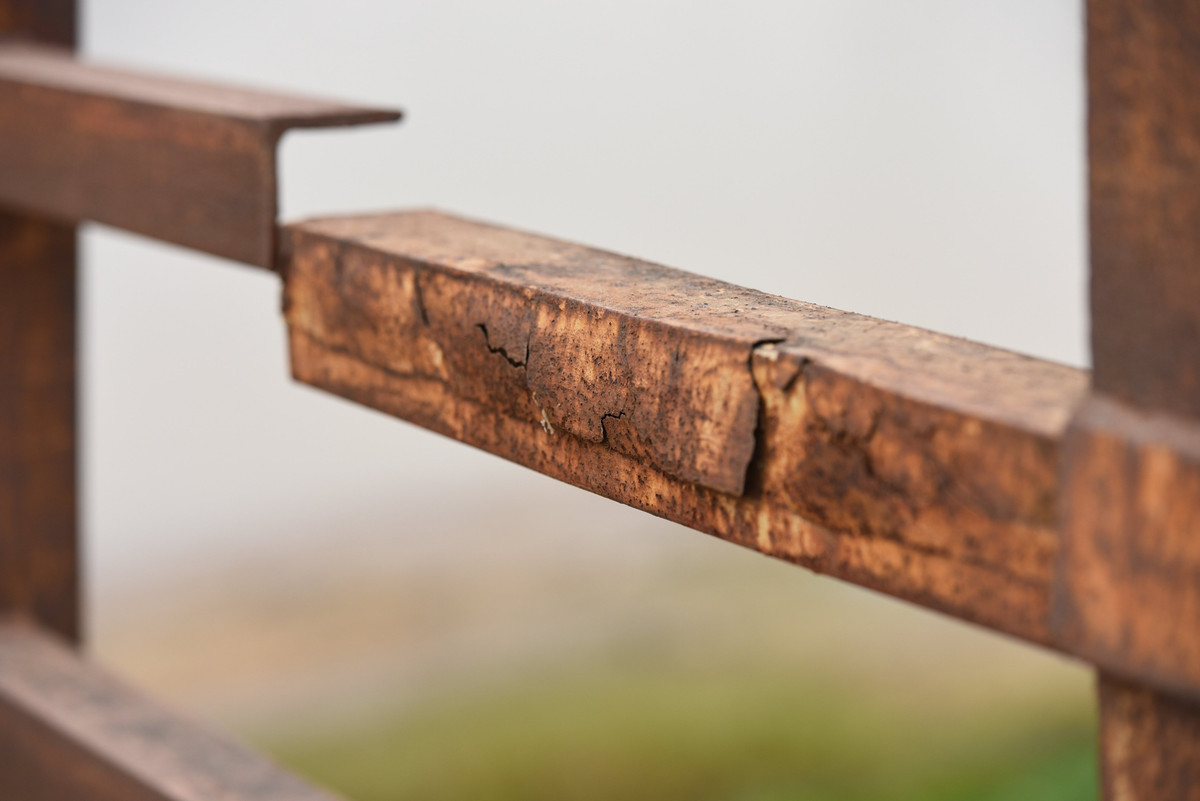 Lan can thành cầu đã bong tróc, hoen gỉ, nhiều vị trí đã bung nứt không còn gắn liều với nhau.