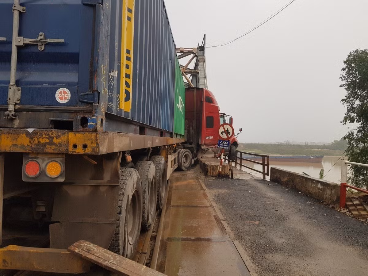 Sau hơn 40 năm đi vào hoạt động, việc "cõng" các xe quá khổ, quá tải đi qua mỗi ngày khiến nguy cơ mất an toàn giao thông ở cây cầu này ngày càng gia tăng.