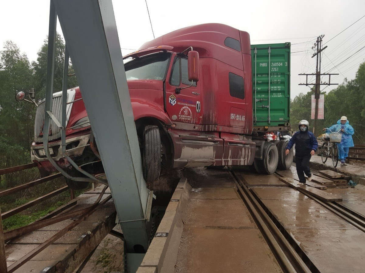 Đã không ít lần xảy ra vụ việc tài xế vượt ẩu, đâm vào thành cầu gây hư hỏng nặng. Thường xuyên xảy ra việc các phương tiện cố tình vượt đèn đỏ, đến giữa cầu không ai chịu nhường ai nên tắc đường kéo dài nhiều giờ đồng hồ.