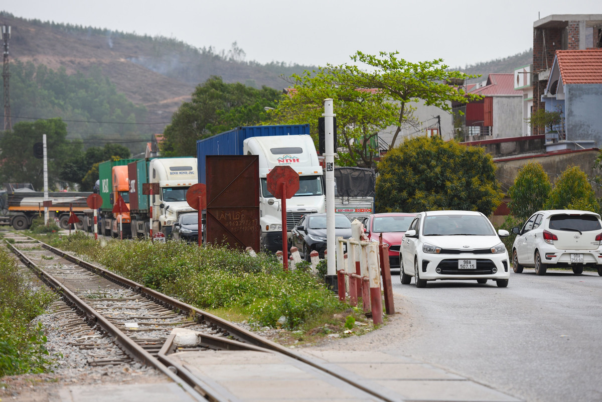 Hàng ngày, rất đông ô tô tải, xe container chở hàng đi từ Quảng Ninh, Hải Phòng qua đây để ra QL1A lên Lạng Sơn và ngược lại, do tuyến đường này ngắn hơn so với đi QL18 đi ra QL1A khoảng 25-30km. Tuy hai đầu cầu đều cắm biển hạn chế tải trọng là 9 tấn/trục nhưng rất nhiều ô tô tải, xe container vượt quá tải trọng cho phép qua cầu, tiềm ẩn nguy cơ mất an toàn.
