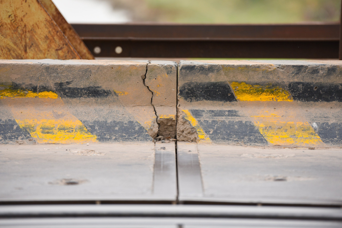 Phải chịu trọng tải lớn của hàng nghìn lượt xe mỗi ngày, đến nay cầu Cẩm Lý đã xuống cấp nghiêm trọng, gây ảnh hưởng lớn đến người tham gia giao thông. Người dân ở đây cho biết, dù thường xuyên qua cầu, nhưng lần nào cũng không có cảm giác an toàn. Mỗi lần những chiếc container "bò" qua là có thể cảm nhận rõ được độ rung của cây cầu.