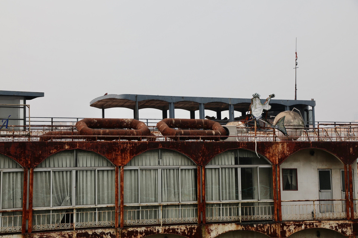 Một số người dân sống tại khu vực cho biết, đến đêm, trong những du thuyền bỏ hoang này lại xuất hiện một số đối tượng tụ tập, có dấu hiệu sử dụng ma túy.