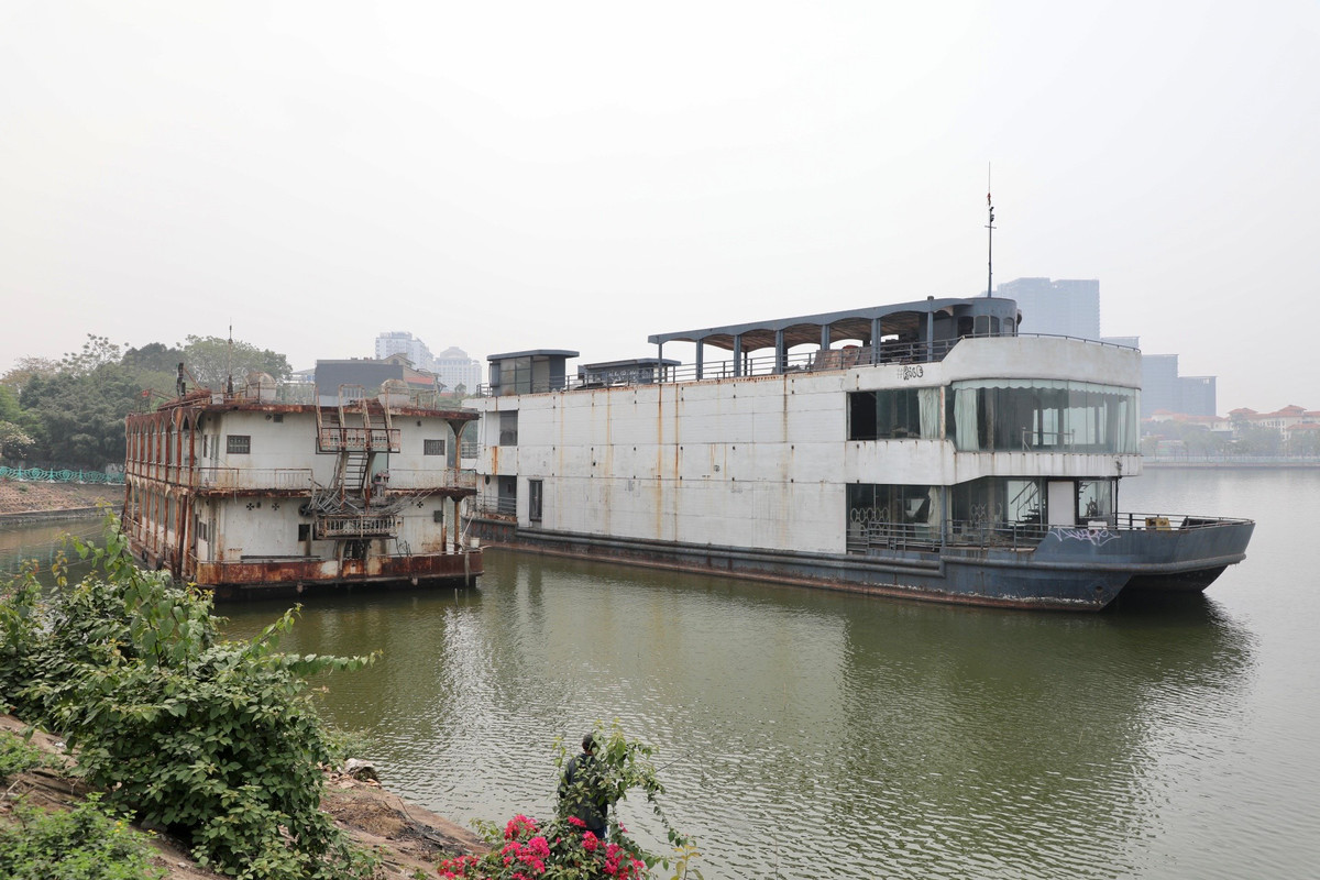 Đã gần 6 năm kể từ khi hàng chục tàu thuyền kinh doanh tại hồ Tây (khu vực đường Nguyễn Đình Thi) di dời về khu vực Đầm Bảy. Đến nay, vẫn tồn tại “xác khô” của 3 con tàu lớn và 1 bến cập du thuyền (mặt sàn) tại khu vực giáp khu vực Đầm Bảy (thuộc địa phận phường Nhật Tân, quận Tây Hồ) làm ảnh hưởng đến cảnh quan, môi trường đô thị, gây bức xúc cho người dân, du khách.