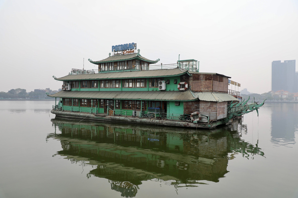 Phó Giám đốc Ban Quản lý dự án đầu tư xây dựng quận Tây Hồ Nguyễn Anh Tuấn cho biết: Các công ty đề nghị cấp thẩm quyền bồi thường thiệt hại do ngừng kinh doanh trên hồ Tây. Tuy nhiên, xét trên các khía cạnh pháp lý, UBND thành phố đã nhiều lần trả lời và khẳng định, đề nghị trên không có căn cứ.