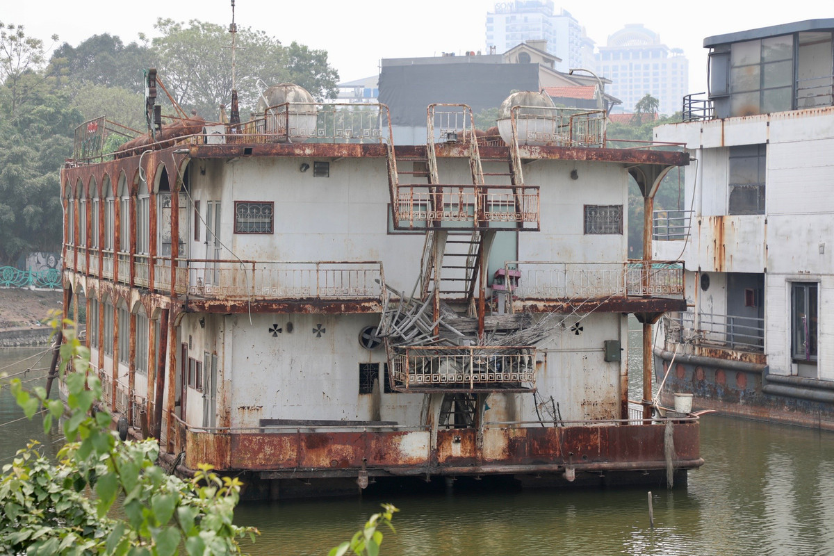 Trao đổi với báo chí, Chủ tịch UBND phường Nhật Tân Đặng Hữu Tiến cho biết: “Thực hiện chỉ đạo của thành phố về di dời các phương tiện thủy nội địa còn lại ra khỏi hồ Tây, phường đã và đang phối hợp với các cơ quan chức năng thực hiện các nhiệm vụ được giao theo lộ trình, bảo đảm an ninh, an toàn nhất”.