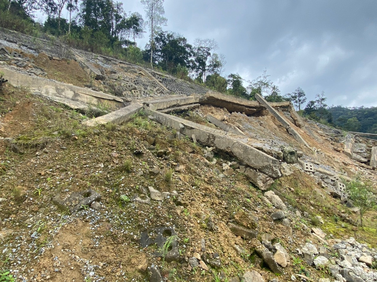 Theo báo cáo kết quả quan trắc đánh giá của Viện Địa chất, những vết nứt đang mở rộng theo thời gian. Điều nguy hiểm hơn theo nhận định của cơ quan này là khi khối lượng đất đá trượt xuống có xu thế tích lũy năng lượng, khi gặp mưa lớn kéo dài nguy cơ xảy ra sạt trượt là rất lớn đe dọa toàn bộ phía dưới khu vực Cửa khẩu.