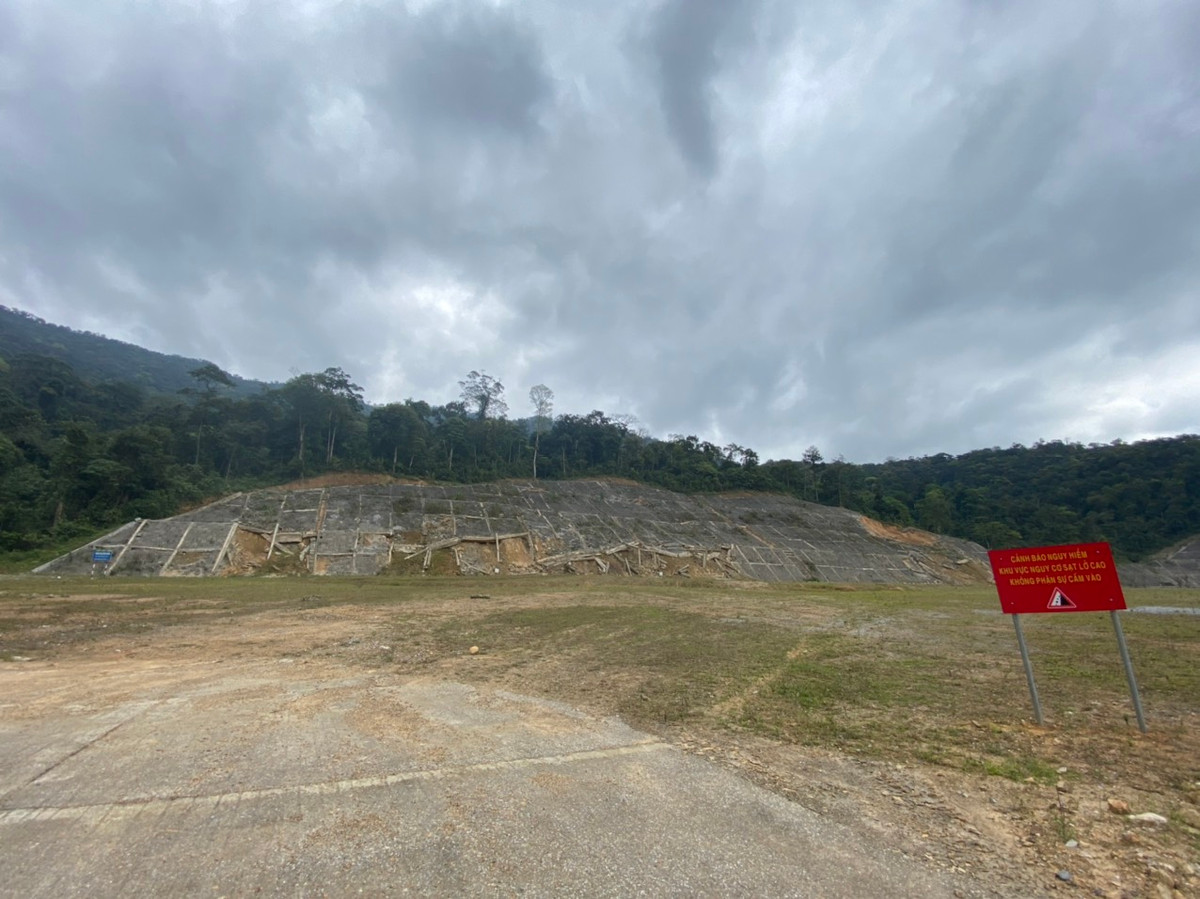 Theo đó, để xử lý sạt lở, đảm bảo an toàn cho khu vực trung tâm Cửa khẩu quốc tế Cha Lo số kinh phí mà tỉnh Quảng Bình dự kiến khoảng 120 tỷ đồng.