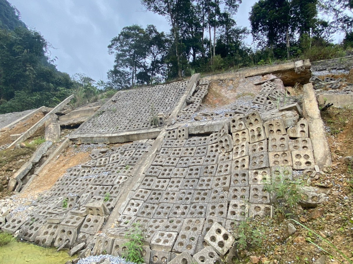 Trước đó, tại khu kinh tế Cửa khẩu quốc tế Cha Lo vào tháng 10/2022 do ảnh hưởng mưa lớn, đã xảy ra một vụ sạt lở nghiêm trọng phá hủy cơ sở hạ tầng, trụ sở làm việc Đồn biên phòng CKQT Cha Lo.