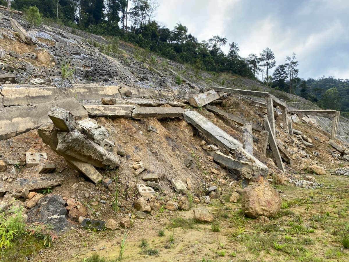 Hệ thống bảo vệ mái taluy dương đã bị phá nát, với địa hình hình đồi núi phức tạp, phía dưới lại là trung tâm khu vực cửa khẩu, cho nên thực trạng này sẽ mối lo khi mùa mưa lũ về.