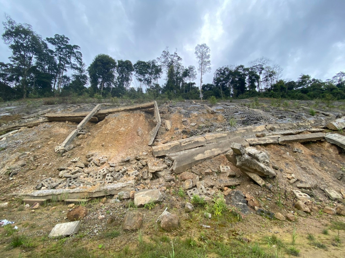 Tại hiện trường, hệ thống gia cố mái taluy dương phía trên trung tâm khu vực cửa khẩu đã bị phá hủy, các trụ dầm dọc, dầm ngang nằm chỏng chơ mất tác dụng bảo vệ. Trước đó, khi xảy ra sự cố, lực lượng chức năng tỉnh Quảng Bình đã khảo sát phát hiện thêm các vết nứt trên đỉnh đồi, đất đá có hiện tượng sụt xuống, tạo khe hở từ 30-40cm.