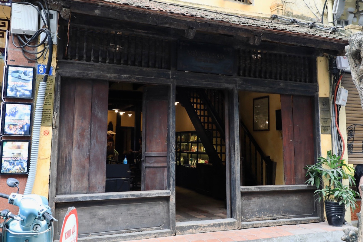  Ngôi nhà cổ 87 phố Mã Mây (phường Hàng Buồm, quận Hoàn Kiếm, Hà Nội) được xây dựng khoảng cuối thế kỷ XIX, tổng diện tích đất: 157,6m2, chiều dài 28m, chiều rộng mặt tiền 5m và chiều rộng mặt hậu 6m. Ngôi nhà này đã thay đổi chủ nhiều lần. Năm 1945, một thương gia bán thuốc Bắc mua lại ngôi nhà. Từ năm 1954 đến năm 1999, có 5 gia đình sinh sống tại đây.