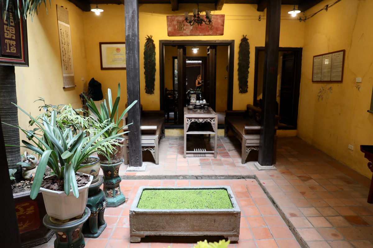 Đặc điểm nhà truyền thống trong khu Phố cổ Hà Nội theo dạng hình ống. Nhà thường hẹp về chiều ngang và rất sâu, các lớp nhà được ngăn cách bởi các lớp sân trong. Phía trong có sân trời lấy ánh sáng, nước mưa... Tiếp đến là một gian nhà người ở, rồi đến kho hàng và bếp. Các khoảng sân trong tạo độ thông thoáng và ánh sáng tự nhiên cho ngôi nhà.