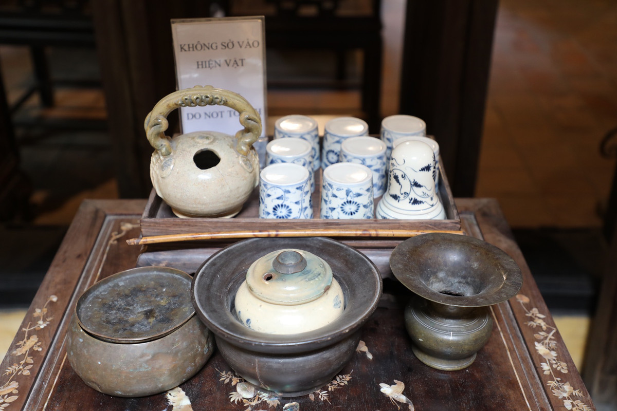  Bộ điếu bát, ấm chén uống trà được lưu giữ.