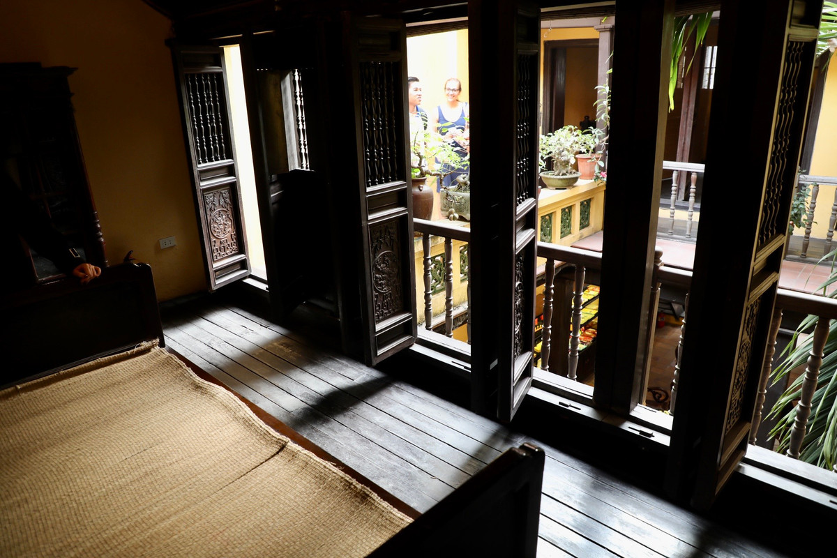 Không gian giữa trên gác 2 là phòng tiếp khách và ngắm hoa, thưởng nguyệt.