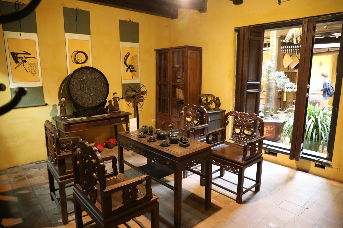 Nối giữa các phòng đều là cấu trúc xuyên phòng, tận dụng khoảng không để kê đồ vật. Do nhu cầu của người dân lúc đó còn đơn giản, họ chưa cần phải có những khoảng không gian riêng tư như ngày nay, vì vậy việc xây dựng không gian xuyên suốt từ gian phòng này sang phòng khác là điểm đặc trưng nổi bật của không gian nhà ở xưa của người Hà Nội.